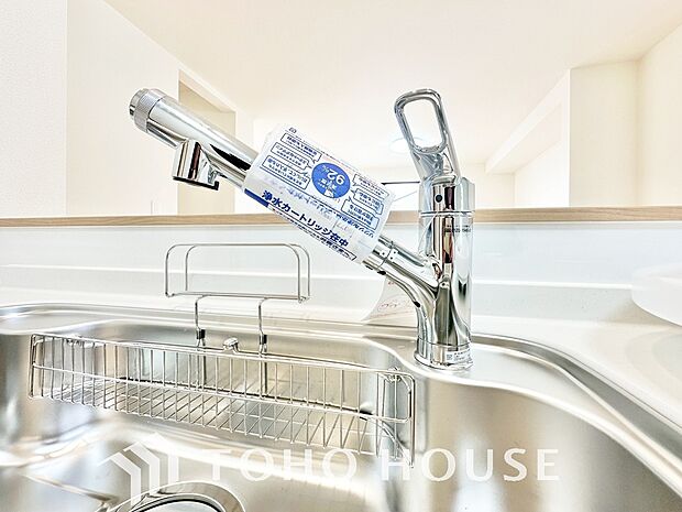 浄水器ボタンひとつで浄水と原水に切り替えられる浄水器一体型水洗を使用。