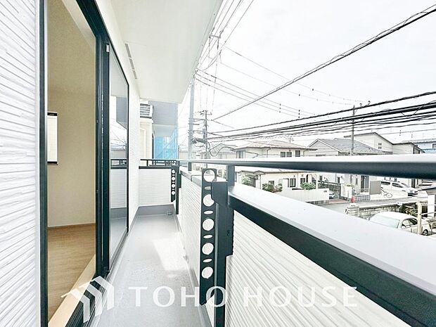 頬をなでる優しい風を感じることが出来るバルコニー。つい深呼吸をしたくなる気持ちの良い眺望です。