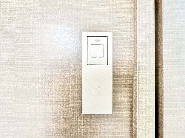 防犯性が高いカードキーはセンサーに近づけるだけで施錠・開錠ができるという利便性も持ち合わせています。