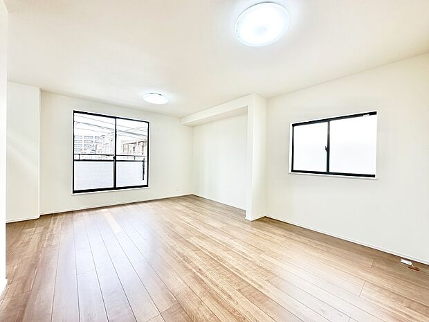 光が注がれる青い空から鮮やかに赤色にゆっくりと染まる。そんな優しい時間がここでは流れてゆく。