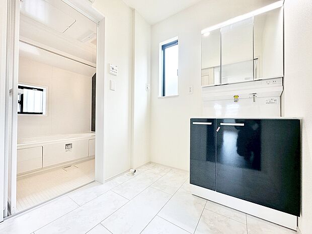 平日の朝であっても、落ち着きとくつろぎを感じられる空間。気持ちよく身だしなみを整えられます。