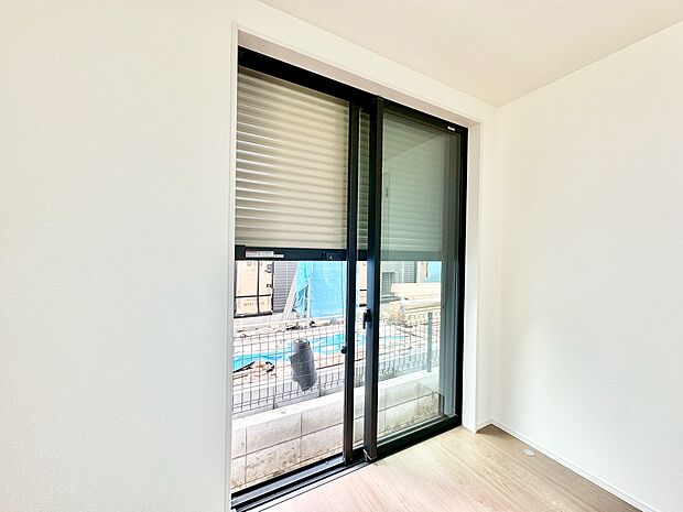 戸建にも防犯機能のシャッターを完備しております。寒い冬でも中から開閉がラクラクな所も便利です。