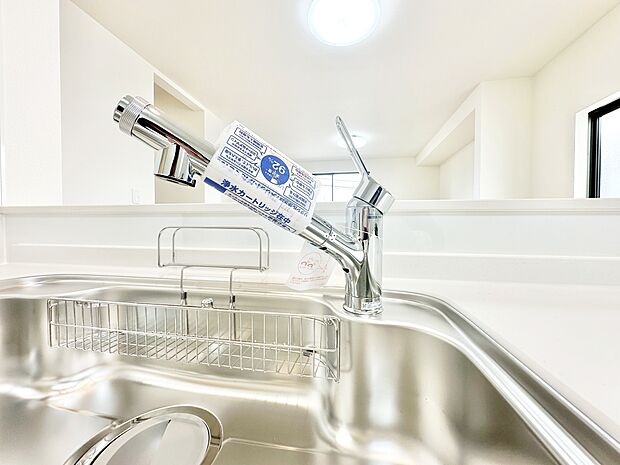 浄水器ボタンひとつで浄水と原水に切り替えられる浄水器一体型水洗を使用。