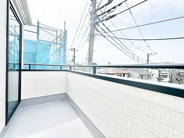 暖かい陽ざしが差込むバルコニーは、晴れた日には、洗濯物が良く乾きます。また、風通しも良好です。