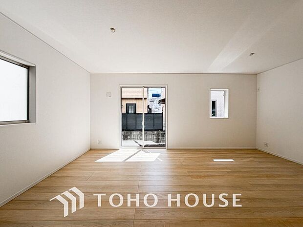 広々としたLDKは、家族が自然に集まりやすく、一緒に過ごす時間を楽しめる工夫が施されています。