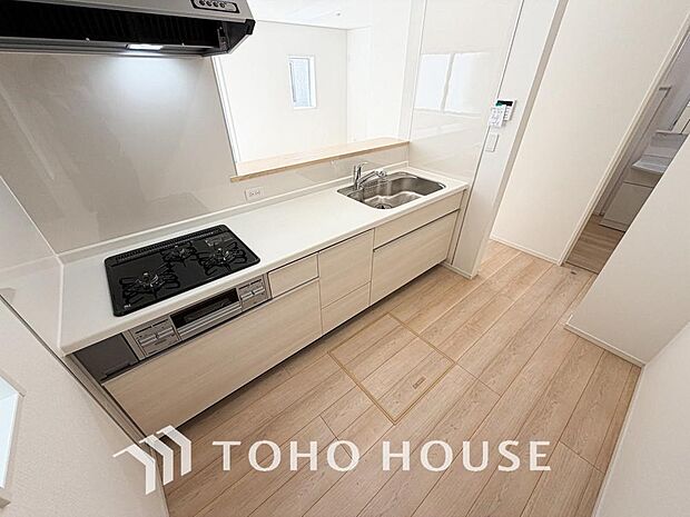 家族みんなでゆったりと調理や食事の準備ができる十分な広さを確保した、快適なキッチンスペース。