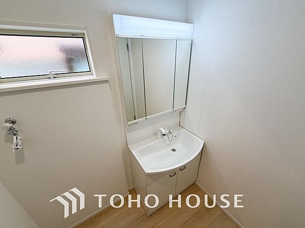 身だしなみのチェックがしやすい大きな鏡、下には収納がたっぷり。スッキリとした空間を演出いたします。