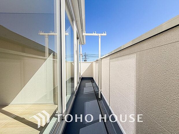 頬をなでる優しい風を感じることが出来るバルコニー。つい深呼吸をしたくなる気持ちの良い眺望です。