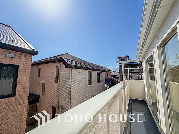 その豊かな眺望にふさわしい空間には、通風・採光にも優れ、心地よい光と風があふれています。