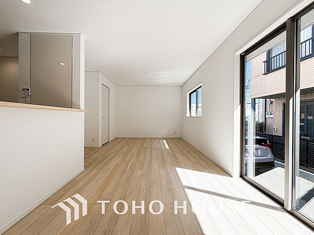 明るく穏やかな空気の中で飲んだり、食べたり、笑ったり。一日の中で多くの時間を過すことになるリビング。