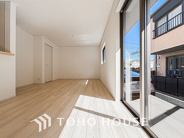 広々としたLDKは、家族が自然に集まりやすく、一緒に過ごす時間を楽しめる工夫が施されています。