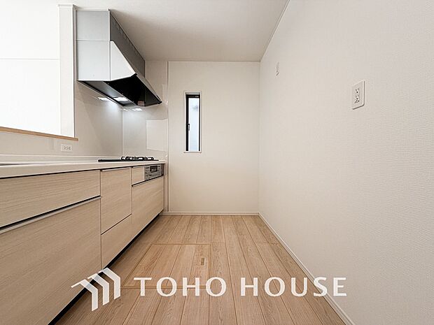 家族みんなでゆったりと調理や食事の準備ができる十分な広さを確保した、快適なキッチンスペース。