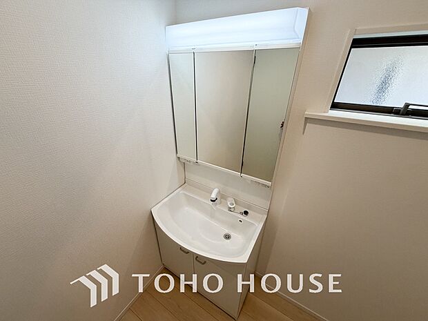 身だしなみのチェックがしやすい大きな鏡、下には収納がたっぷり。スッキリとした空間を演出いたします。