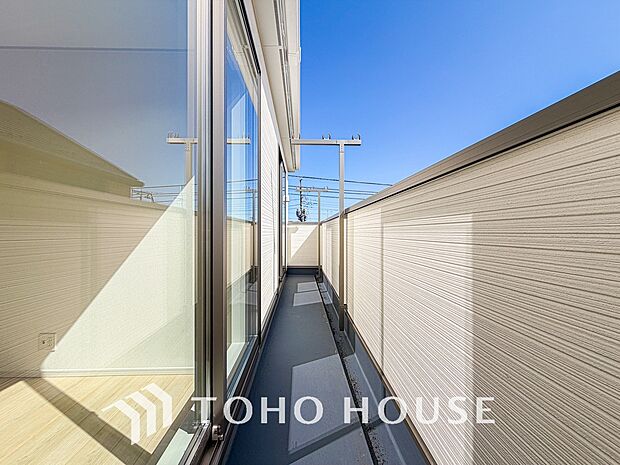 頬をなでる優しい風を感じることが出来るバルコニー。つい深呼吸をしたくなる気持ちの良い眺望です。