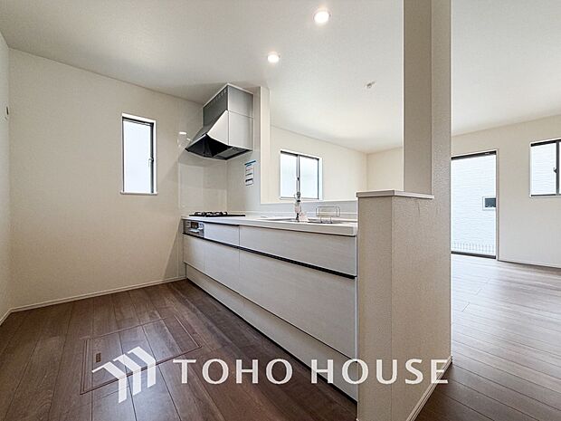 造りこんだ空間演出の妙が生み出す光と質のハーモニーはこの住宅のクオリティの良さを実感させてくれます。