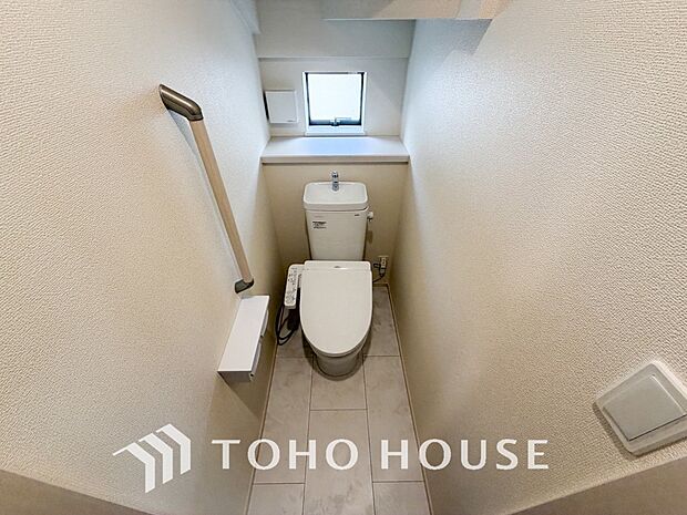 十分な広さと清潔感のあるカラーで纏まったおトイレ。時間に余裕とゆとりを持たせます。