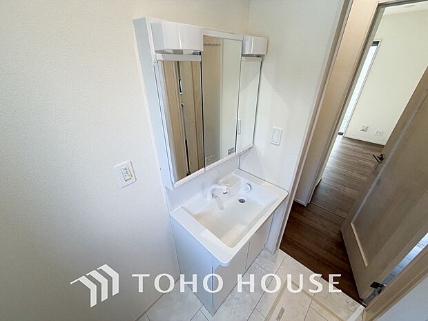 手で洗いたい大切な服など、広く使えると助かる洗面台は汚れの付きにくい形状と素材で造られております。