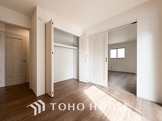 建物内部の収納には拘りました。共有部分に設けた収納。お荷物が多い方にも安心です。