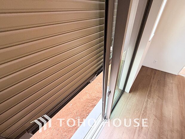 戸建にも防犯機能のシャッターを完備しております。寒い冬でも中からの開閉が可能です。