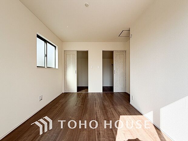 一日の疲れを癒やしてくれる主寝室。時を忘れて過ごす場所として過ごせるお部屋。