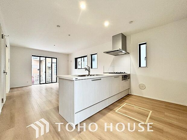 夫婦そろってキッチンに立っても調理がしやすく余裕の広さ。家事をしながら会話も弾みます。