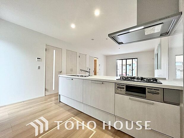 ご家族みんなで調理ができる位のスペースを実現したキッチン空間となっております。