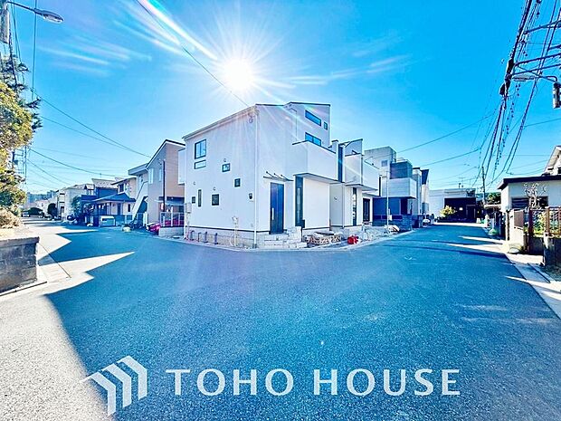 街並みの風景に包み込まれながら、瀟洒な印象も湛えて佇みます。