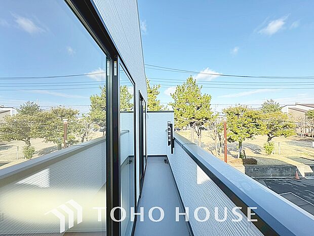 暖かい陽ざしが差込むバルコニーは、晴れた日には、洗濯物が良く乾きます。また、風通しも良好です。