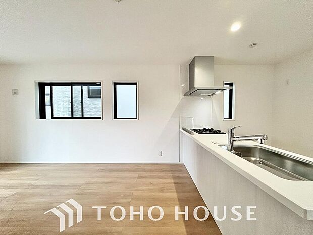 リビングも広く設け、訪れる人々を暖かく迎えてくれます。