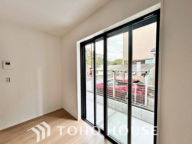 二層のガラスの間に空気層や特殊ガス層を作ることで断熱性能や結露防止効果を高めたサッシを装備してます。