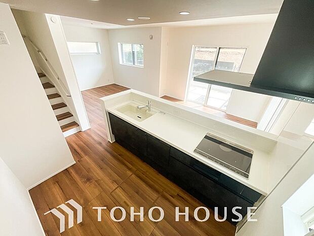 ご家族みんなで調理ができる位のスペースを実現したキッチン空間となっております。