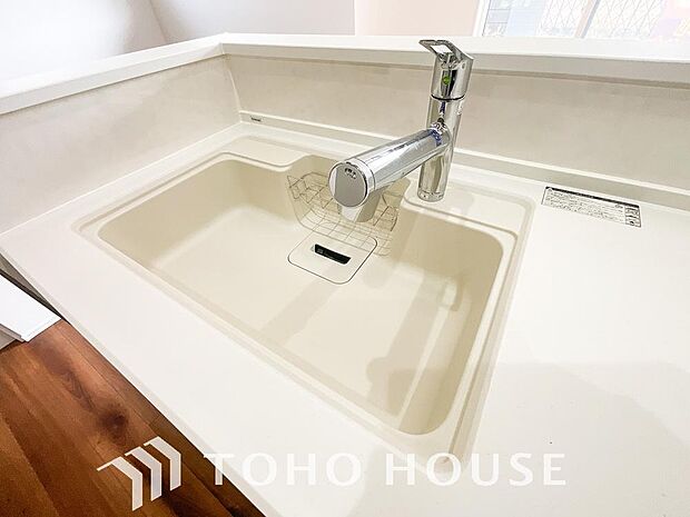 ワンタッチで浄水と原水を切り替えできる浄水器一体型水栓は水道水に含まれる有害物質を除去してくれます。