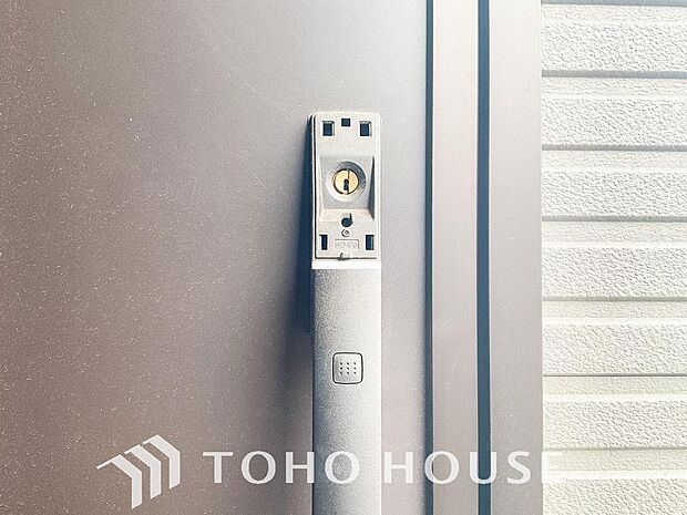ICチップを用いたカードキー等で玄関扉の施錠＆解錠が出来る設備。最近は鍵穴の無いドアも増えてます。