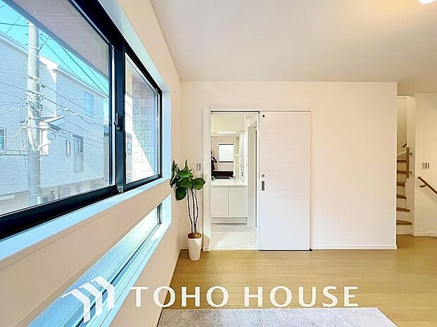 光が注がれる青い空から鮮やかに赤色にゆっくりと染まる。そんな優しい時間がここでは流れてゆく。