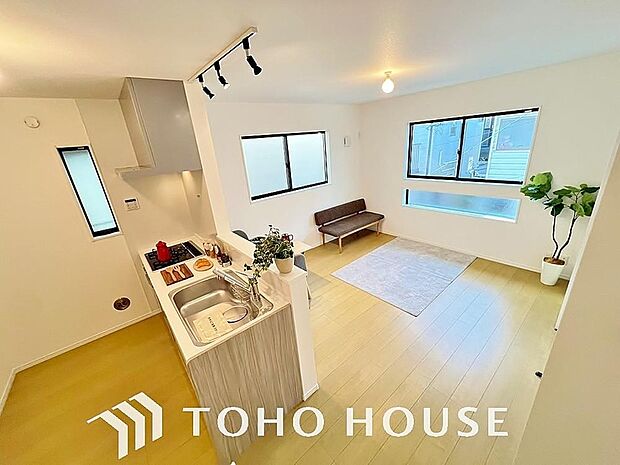 リビングも広く設け、訪れる人々を暖かく迎えてくれます。