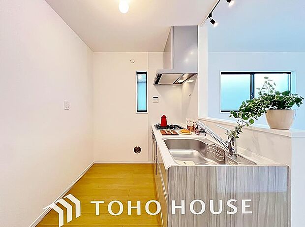 ご家族みんなで調理ができる位のスペースを実現したキッチン空間となっております。