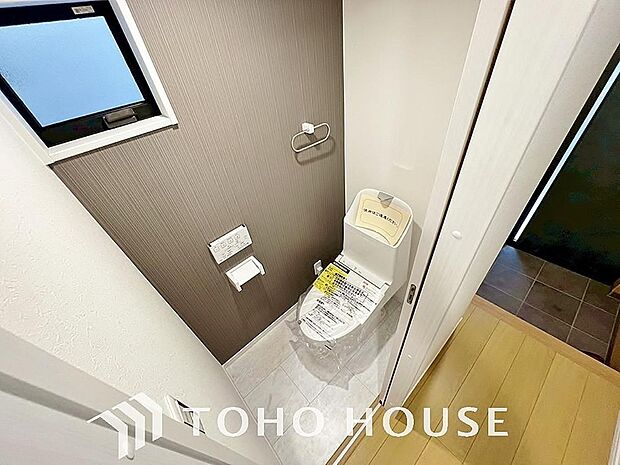 清潔な空間であって頂けますように、目に留まるだけではなく、汚れをふき取り易いフロアと壁紙をチョイス。