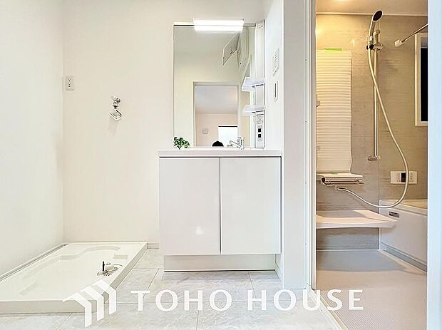 お家の中でも特にプライベートスペースとなる洗面所は、洗濯場所と浴室を同じ空間でまとめております。