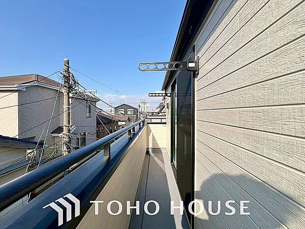 頬をなでる優しい風を感じることが出来るバルコニー。つい深呼吸をしたくなる気持ちの良い眺望です。