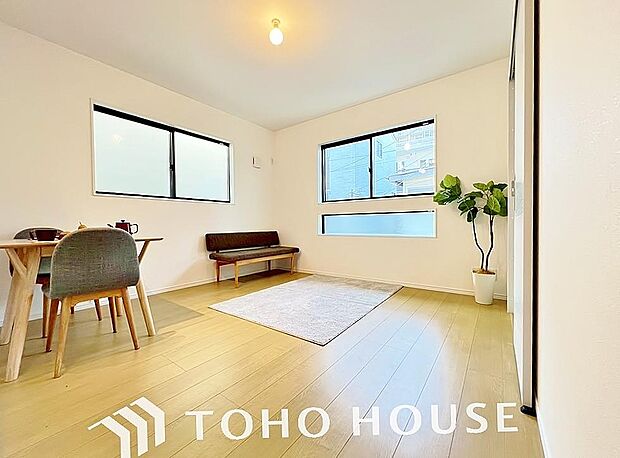 作り手の「気持ちの良いリビングでお過ごししていただきたい」という思いを感じさせます。