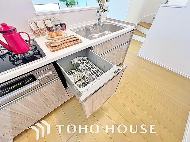 高温水や高圧水流を使う事で効率よく食器洗浄できます。殺菌効果も高いので哺乳瓶等を洗う際にも便利です。