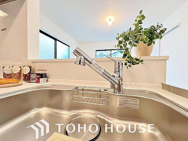 ワンタッチで浄水と原水を切り替えできる浄水器一体型水栓は水道水に含まれる有害物質を除去してくれます。