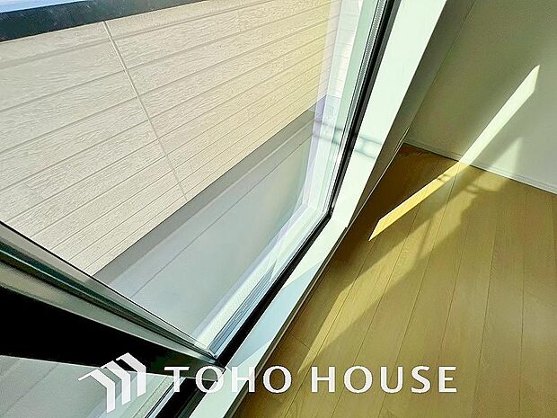 二層のガラスの間に空気層や特殊ガス層を作ることで断熱性能や結露防止効果を高めたサッシを装備してます。