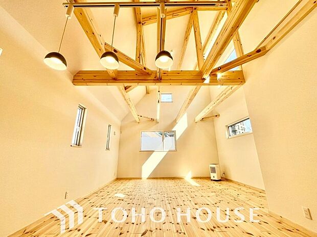 光が注がれる青い空から鮮やかに赤色にゆっくりと染まる。そんな優しい時間がここでは流れてゆく。