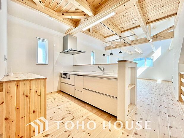 夫婦そろってキッチンに立っても調理がしやすく余裕の広さ。家事をしながら会話も弾みます。