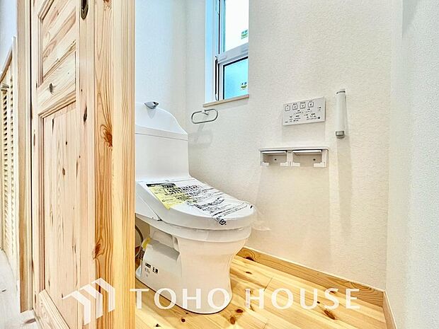 十分な広さと清潔感のあるカラーで纏まったおトイレ。時間に余裕とゆとりを持たせます。