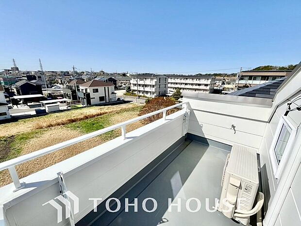 暖かい陽ざしが差込むバルコニーは、晴れた日には、洗濯物が良く乾きます。また、風通しも良好です。