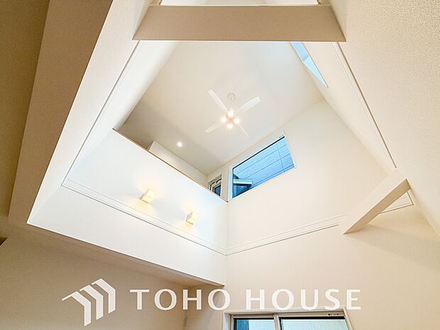 光が注がれる青い空から鮮やかに赤色にゆっくりと染まる。そんな優しい時間がここでは流れてゆく。