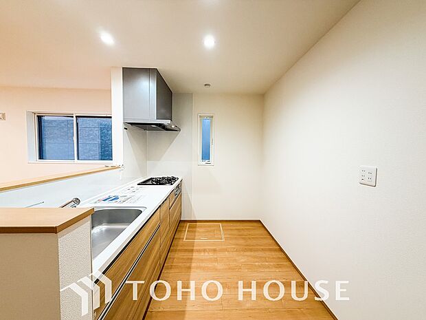 夫婦そろってキッチンに立っても調理がしやすく余裕の広さ。家事をしながら会話も弾みます。