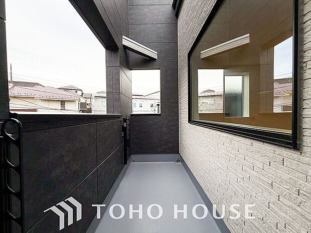 頬をなでる優しい風を感じることが出来るバルコニー。つい深呼吸をしたくなる気持ちの良い眺望です。